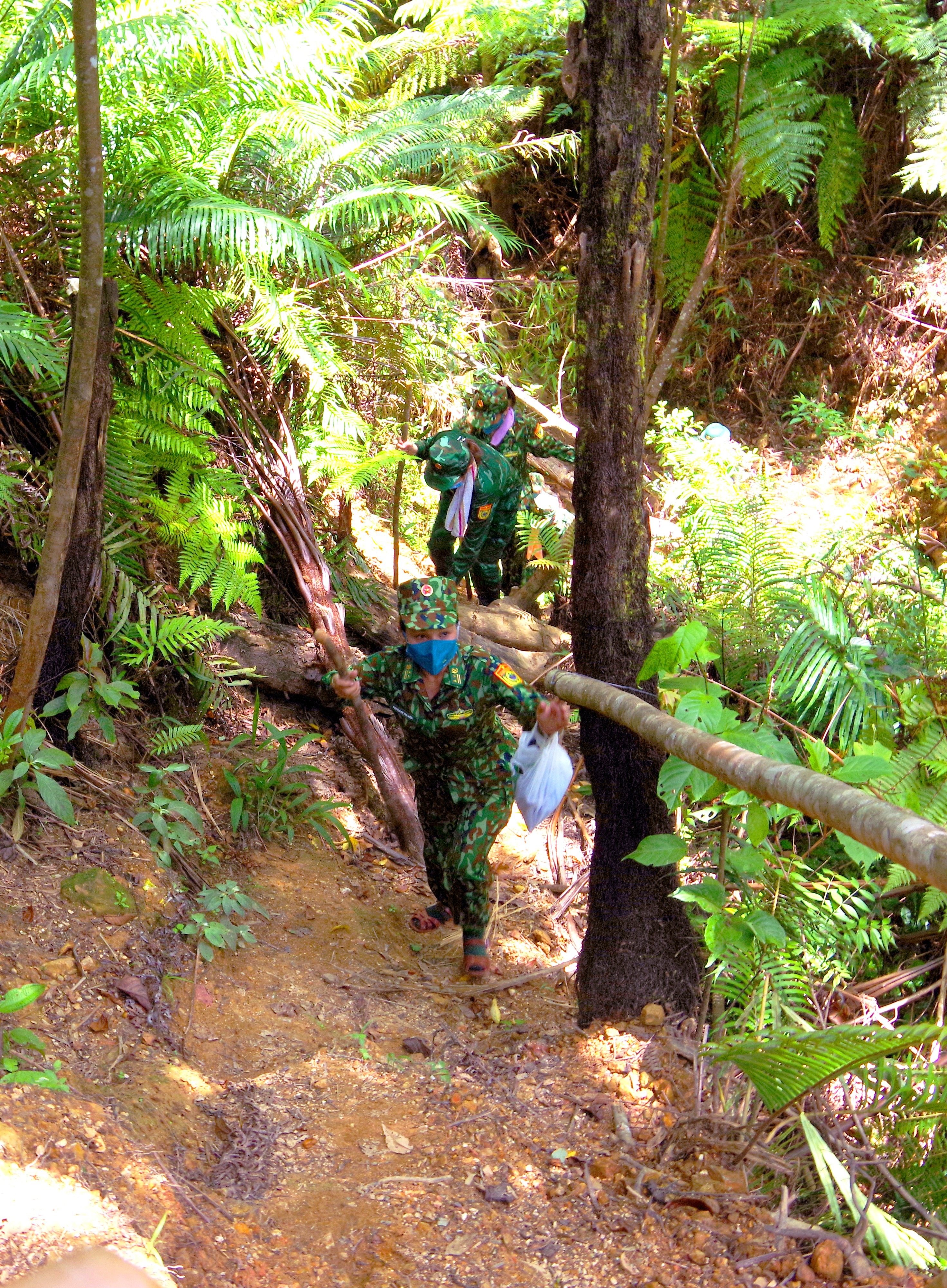 Phải vượt qua nhiều đoạn đồi cao, thung sâu để đến được điểm cắm chốt 718